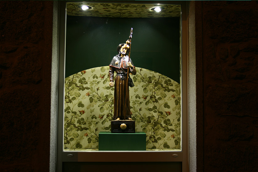 Figura de Santiago en un rincón de la casa